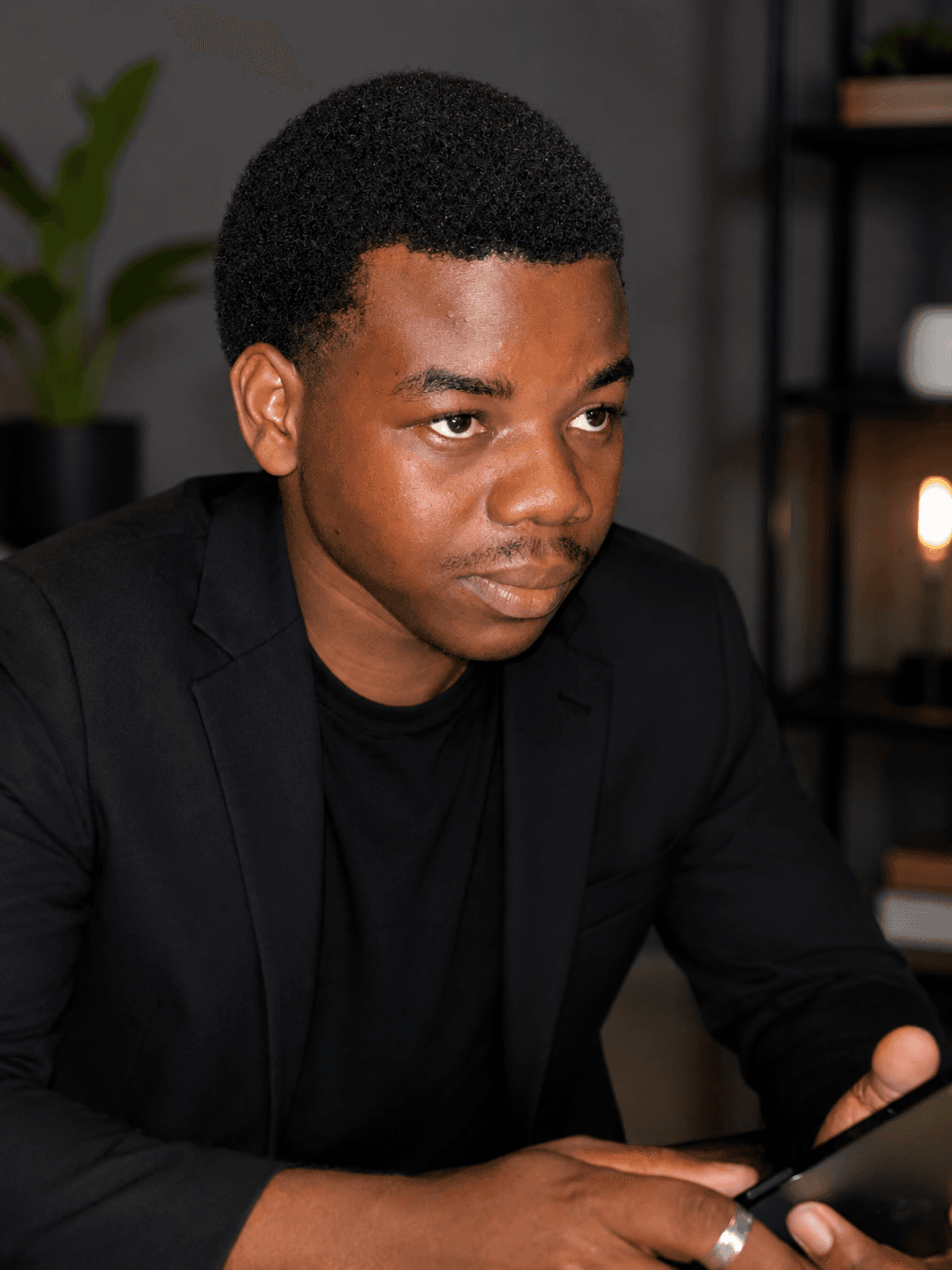 Arthur Assogba en séance de travail, une tablette à la main